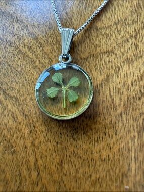 Sterling silver necklace w/tiny 4 leaf clover